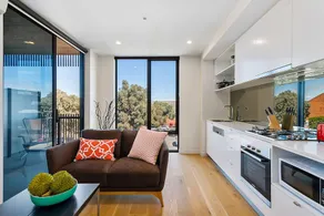 BRUNSWICK Stylish Space with Parking + Netflix - Image 5