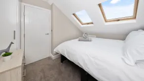 Stylish 2 Bedroom Apartment - Image 4