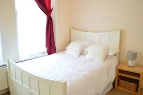 Fantastic Bright in West Kensington - Image 2