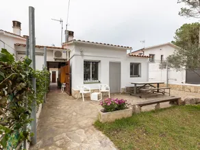 Comfy Holiday Home in L'escala With Garden - Image 3