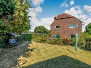 Luxury 5-bed House With Tennis Court & Games Room - Image 4