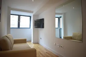 Kings Cross Modern Apartment - Image 4
