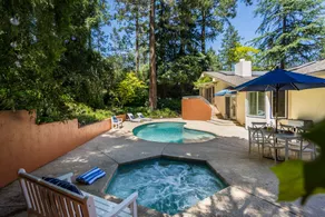 León by Avantstay Private Breathtaking Character Cottage w/ Pool & Hot Tub - Image 5