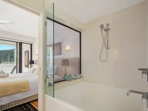 Luxury Marina View Apartment - Image 3