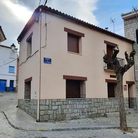 Cosy House in San Bartolomé de Pinares with Mountain View - Image 3