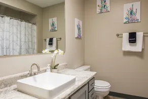 2 Bedroom Apartment w/ Pool, Balcony & WiFi by Frontdesk - Image 5