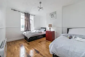 4Br Sleeps10 Parking Garden - Image 3