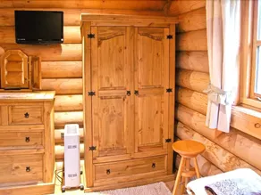 Cedar Log Cabin Brynallt Country Park - Image 4
