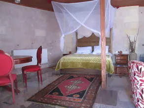 Alexander Cave House - Image 2