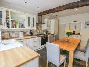 Tree Top Cottage - Image 4