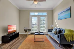 FRONTDESK Calais Midtown Apts Houston - Image 4
