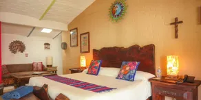 Charming 1 Bedroom Hotel With Pool View - Image 4