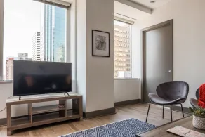 THE GRAND - Modern DT Apts with Free Parking by Zencity - Image 5