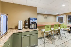 Econo Lodge Inn & Suites Binghamton - Image 2