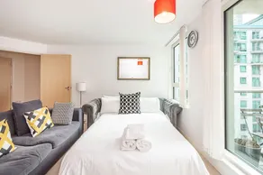 Modern 2 bed in brilliant St Georges Wharf - Pass the Keys - Image 4