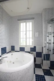Blue Hyatt Inn - Image 3