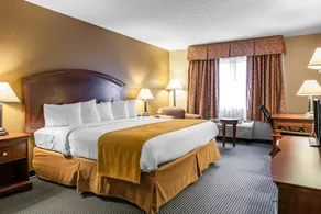 I65 Studio Suites (ex Quality Inn Scottsburg) - Image 4