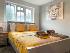 4 Bed house, downstairs bedroom & Ensuite & parking - Image 2