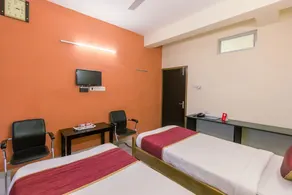 Hotel Sun City by Oyo Rooms - Image 2