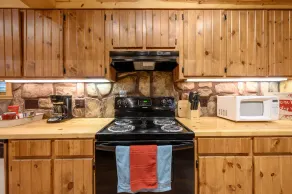 Deer Ridge Retreat Luxurious Family Sanctuary With Hot Tub and BBQ by Redawning - Image 3