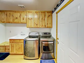 Inviting 3br W/ Private Hot Tub & Fire Pit 3 Bedroom Home - Image 5