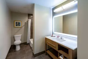 La Quinta Inn & Suites by Wyndham Tulsa Downtown/Route 66 - Image 4