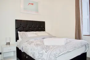Bright And Modern 1 Bedroom Flat - Image 3