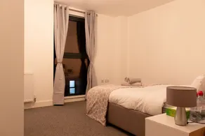 One Bed Apt With Private Balcony Near Heathrow - Image 2