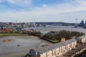 Stunning 2 Bed Apartment with Amazing Views - Image 3