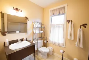 Oak Street Hotel - Image 2