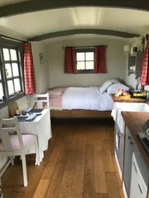 Charming Shepherds Hut With Wood Fired Hot Tub - Image 2