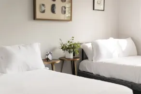 Cobalt - Modern Getaway w Pool - Close To Old Town - Image 2