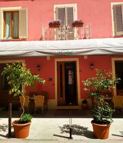 Hotel Holiday - Image 5