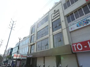 Hotel Queen by OYO Rooms - Image 4