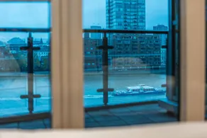 Stunning Flat Overlooking the Thames - Image 4