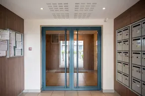 Appartement cessonnais avec terrasse et parking - Image 2