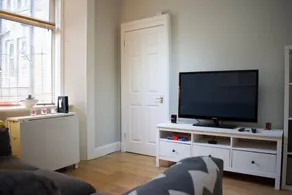 Homely 1 Bedroom Edinburgh Apartment Near Canal - Image 2