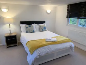 Very spacious 6 bed house with 2 en-suites, garden and free parking, ideal for a large group, sleeps - Image 2