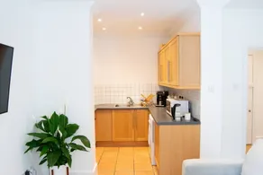 Central and Spacious City of London Apartment - Image 5