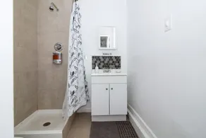 Racpanos Modern Stays - Image 2