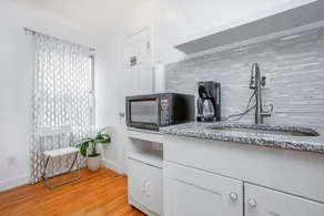 Racpanos Modern Stays - Image 5