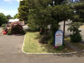 Three Explorers Motel - Image 5