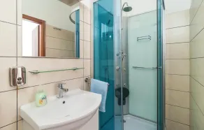 Awesome Home in Pucisca with Hot Tub, WiFi & 5 Bedrooms - Image 2