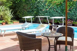 Exquisito apartamento con piscina privada, terraza y jardín | Vistas a la piscina - Image 2