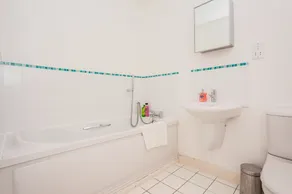 Stunning 2 Bed Apartment with Amazing Views - Image 5