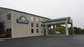 Days Inn by Wyndham Harrison - Image 3