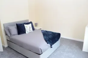 Lovely 4-Bedroom Home in Woodcote Fold - Image 3