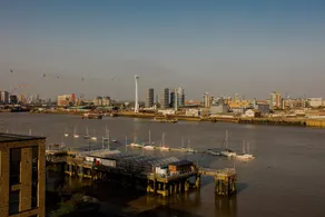 Stunning 2 Bed Home Balcony Overlooking Thames - Image 5