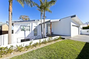 Hampton's Coastline Retreat - Image 5