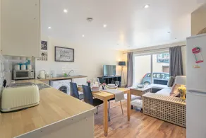 Stylish 4 Bedroom Property in East London - Image 3